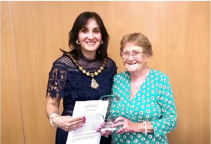 Deputy Mayor of Hillingdon presenting Jenny Thorne the award