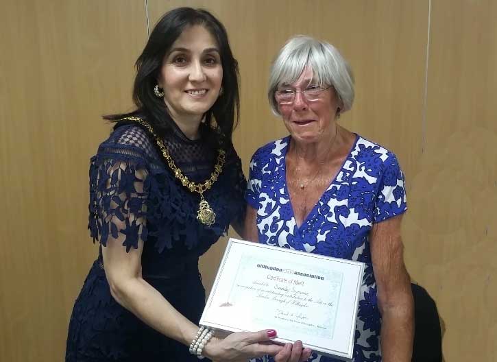 Deputy Mayor of Hillingdon presenting Sandy Symons the award